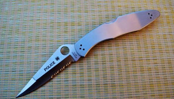 Складной нож Spyderco Police Serrated C07FS